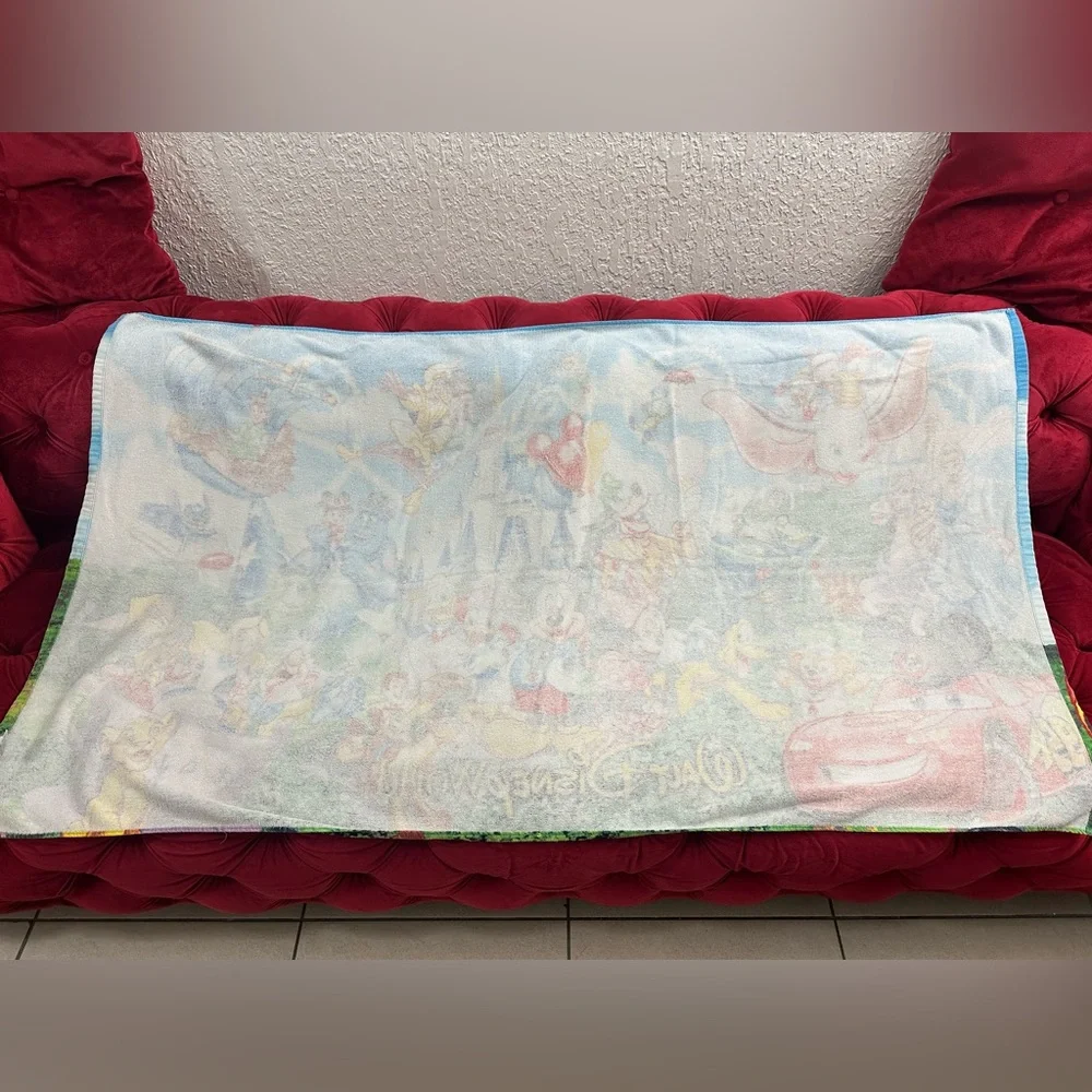 DISNEY PARKS WALT DISNEY WORLD MICKEY & FRIENDS BEACH TOWEL